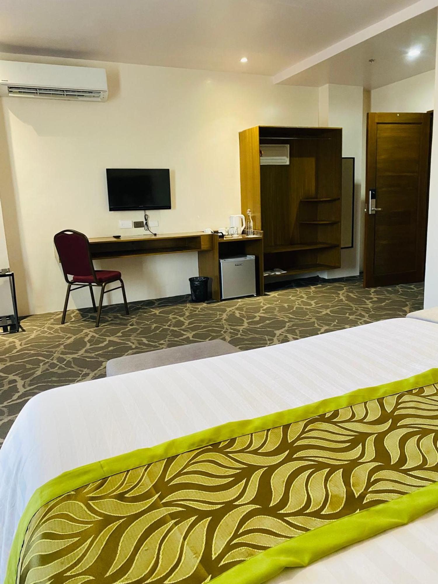 Maxi Hotel And Event Center 塔比拉兰 外观 照片